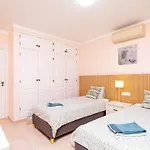 Oasis Park Condo, Pool & Jacuzzi, Free Parking פורטימאו