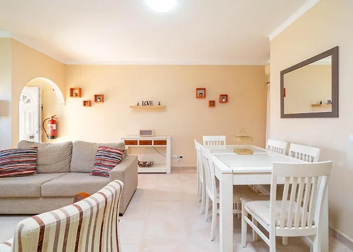 Apartment Oasis Park Condo, Pool & Jacuzzi, Free Parking *