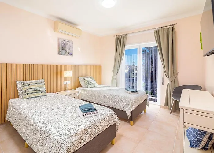 Oasis Park Condo, Pool & Jacuzzi, Free Parking