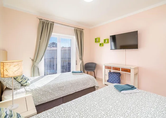 Oasis Park Condo, Pool & Jacuzzi, Free Parking * Portimao