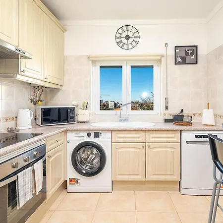 Oasis Park Condo, Pool & Jacuzzi, Free Parking פורטימאו